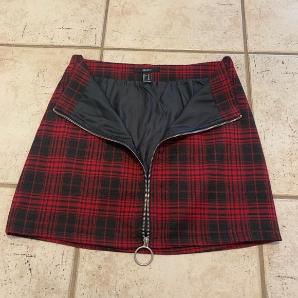 Forever 21 Red & Black Plaid Mini Skirt with O-Ring Zipper - Size Medium - Picture 2 of 6